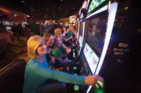 Live casino dealer tables on hann online with baccarat and roulette